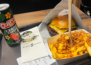 Black & White Burger Bordeaux image 2 Meilleurs Restaurants Fast-Food à Bordeaux Black & White Burger Bordeaux image 2