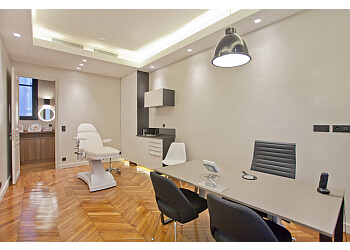 Dr Yohann Derhy -  4HOCHE ESTHETICS image 3 Paris Plastic Surgeon Dr Yohann Derhy -  4HOCHE ESTHETICS image 3